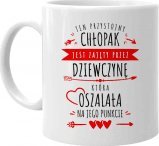 Koszulkowy Ten przystojny chłopak jest zajęty - kubek na prezent dla chłopaka