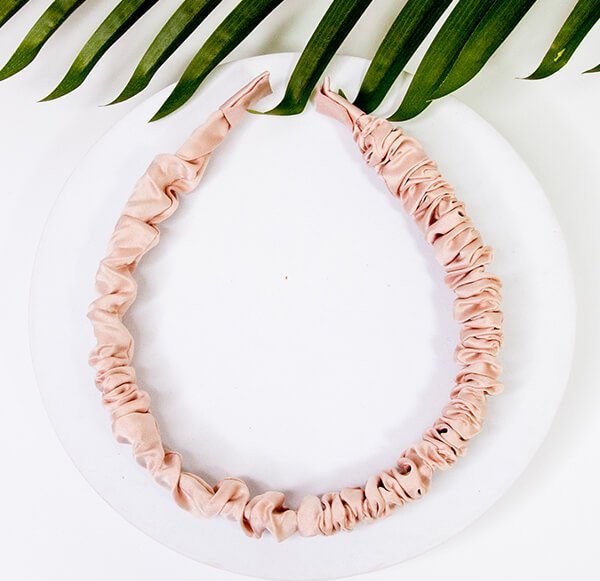 Yeye Satynowa opaska do włosów marszczona gruba Yeye Beżowy