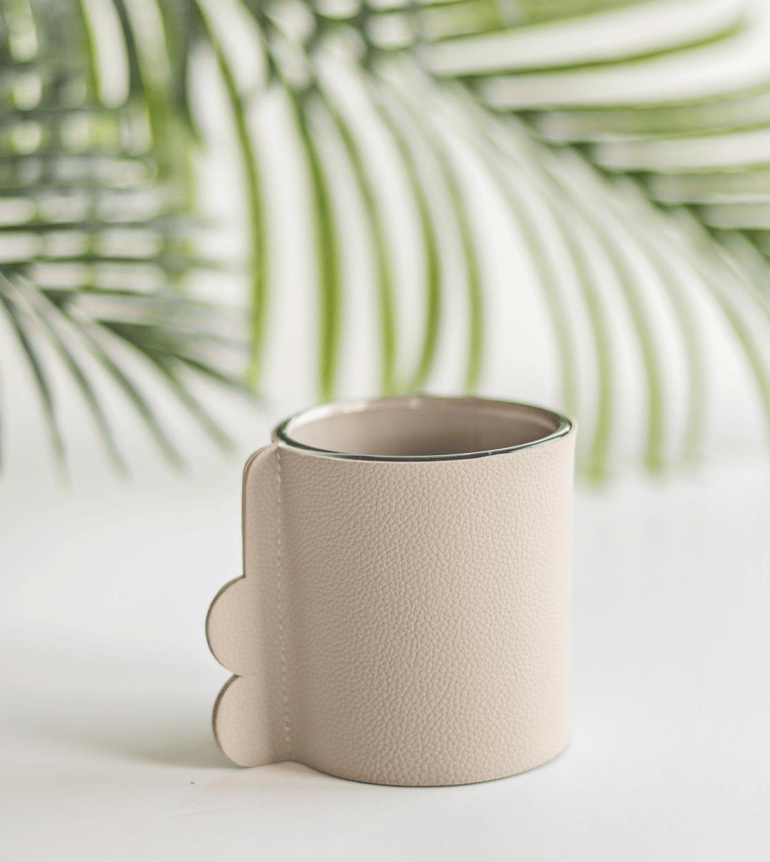 Tajemniczy ogród Wazonik w skórzanej osłonce beżowy 10 cm