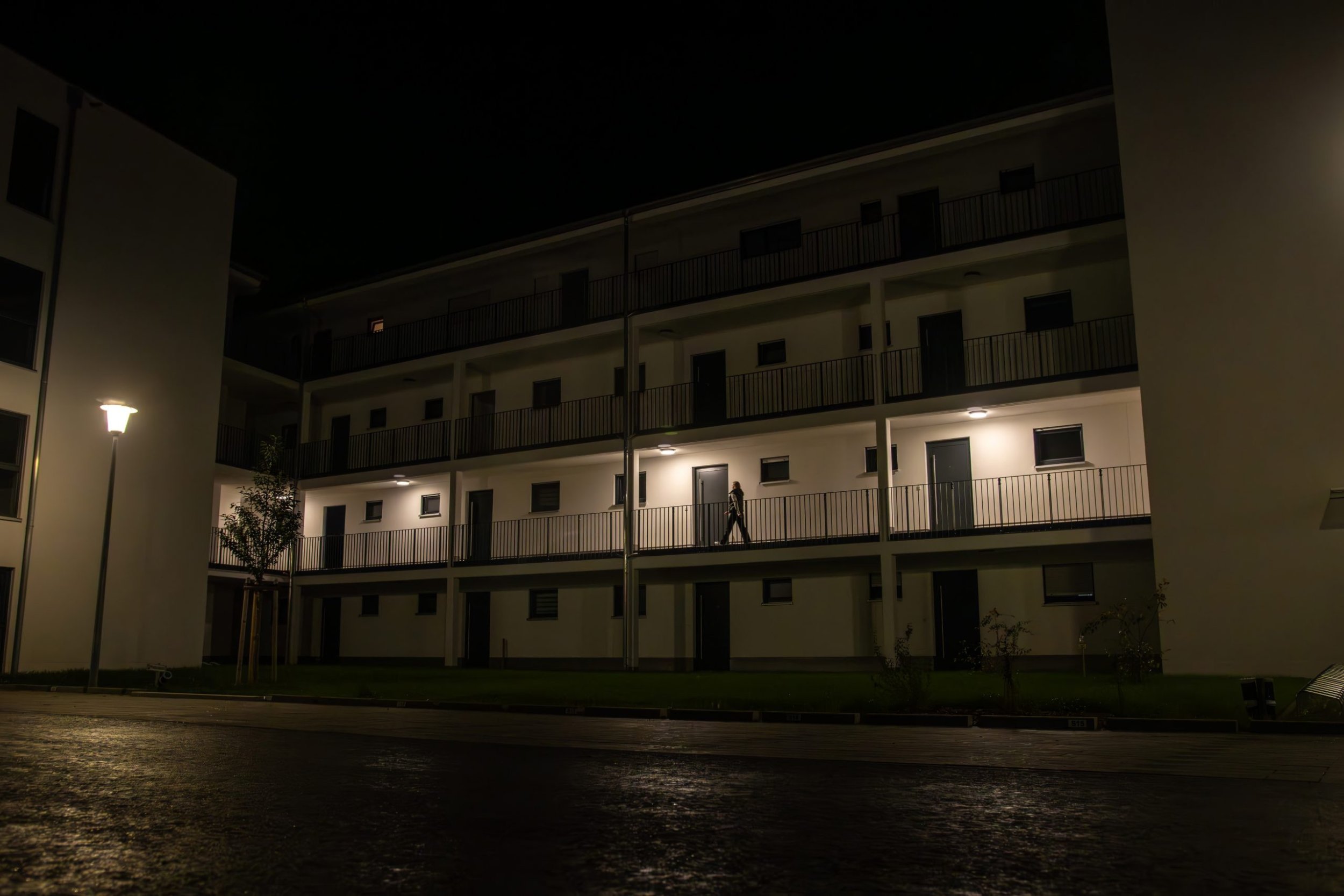 Oprawa z czujnikem ruchu i zmierzchu RS PRO A30 SC HF Bluetooth Mesh 20,7W LED 2534lm 3000K światło bazowe IP54 IK10 230V antracyt / aluminium