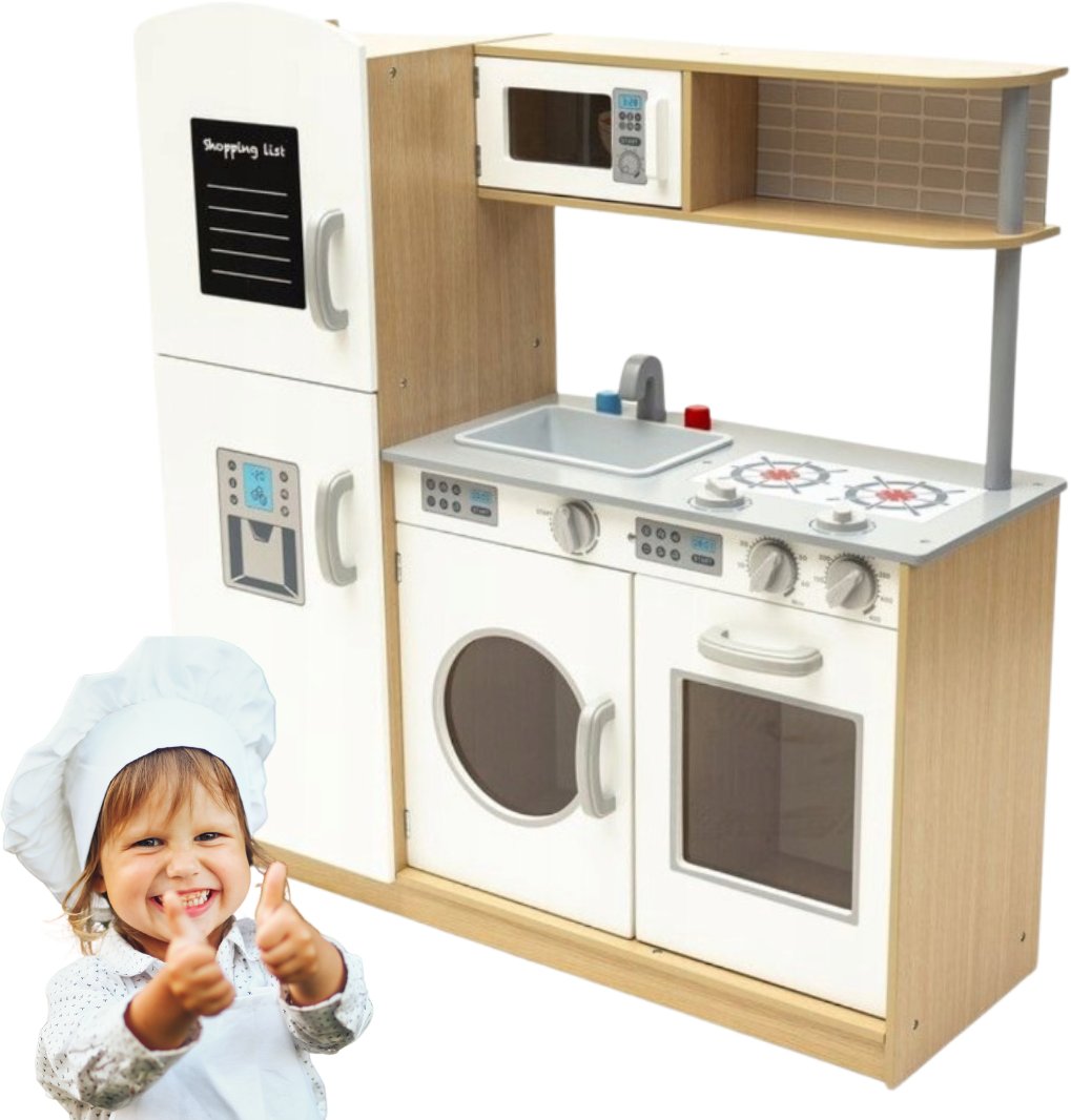 Drewniana kuchnia w kolorze drewna i bieli z tablicą do pisania