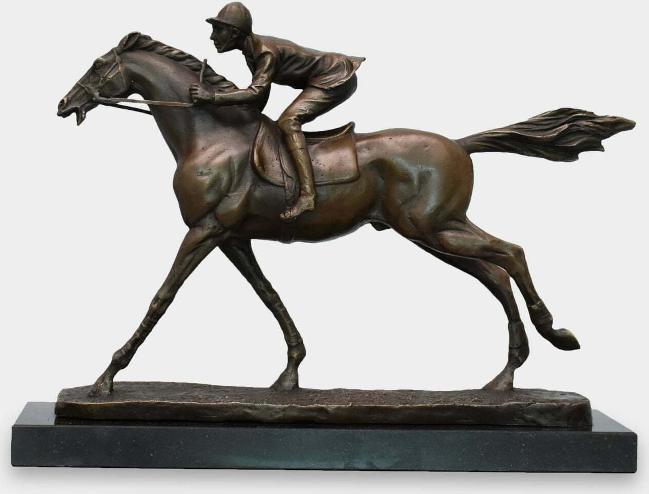 rzezbyzbrazu Dżokej Jadący na Koniu Rzeźba z Brązu