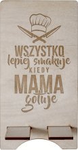 Podstawka Koszulkowy Wszystko lepiej smakuje, kiedy mama gotuje - podstawka na telefon z grawerem