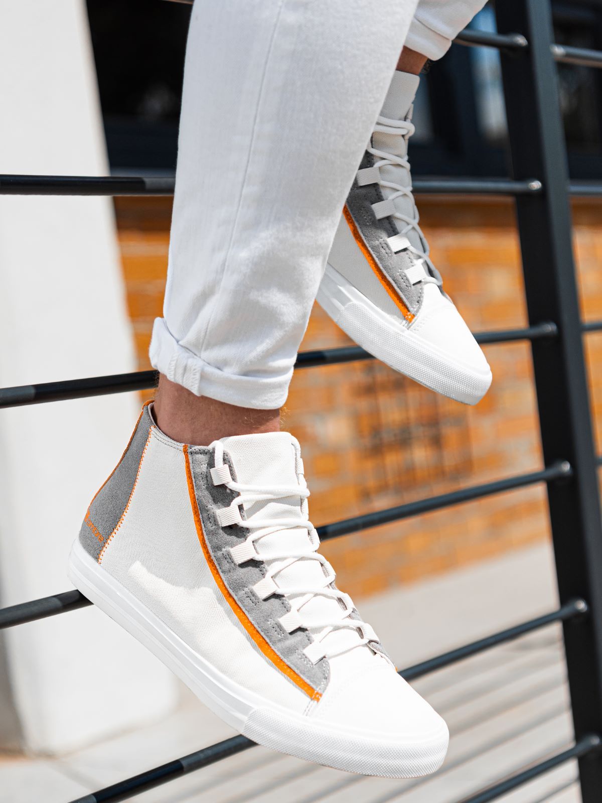 Ombre Buty męskie trampki T343 - białe 43