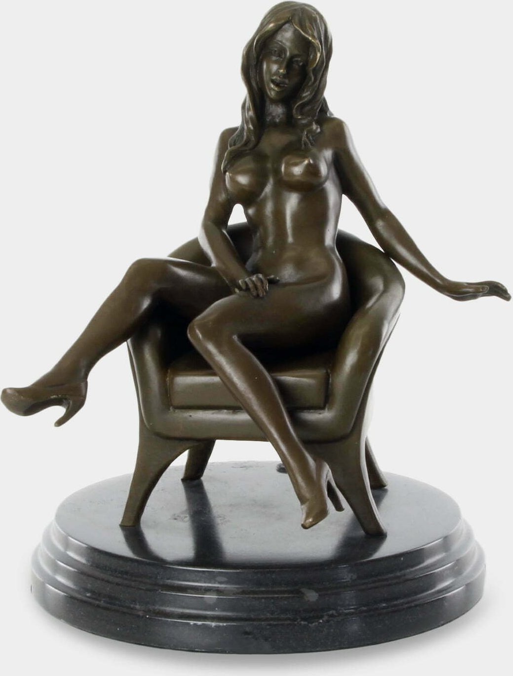 rzezbyzbrazu Naga Kobieta Siedząca na Fotelu