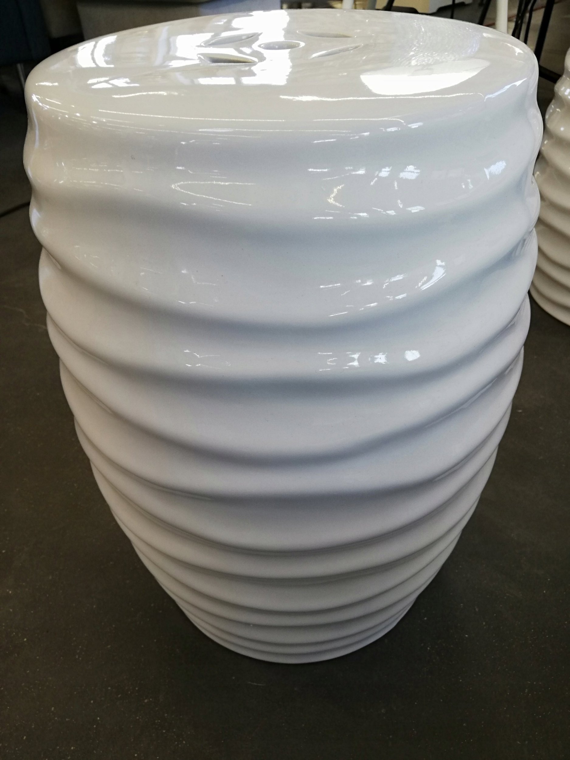 Ferretti Welurowy miękki taboret ze złotym zdobieniem, 35 x 40,5 cm