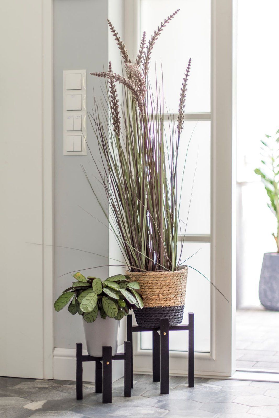 Tajemniczy ogród Drewniany stojak na donice czarny L