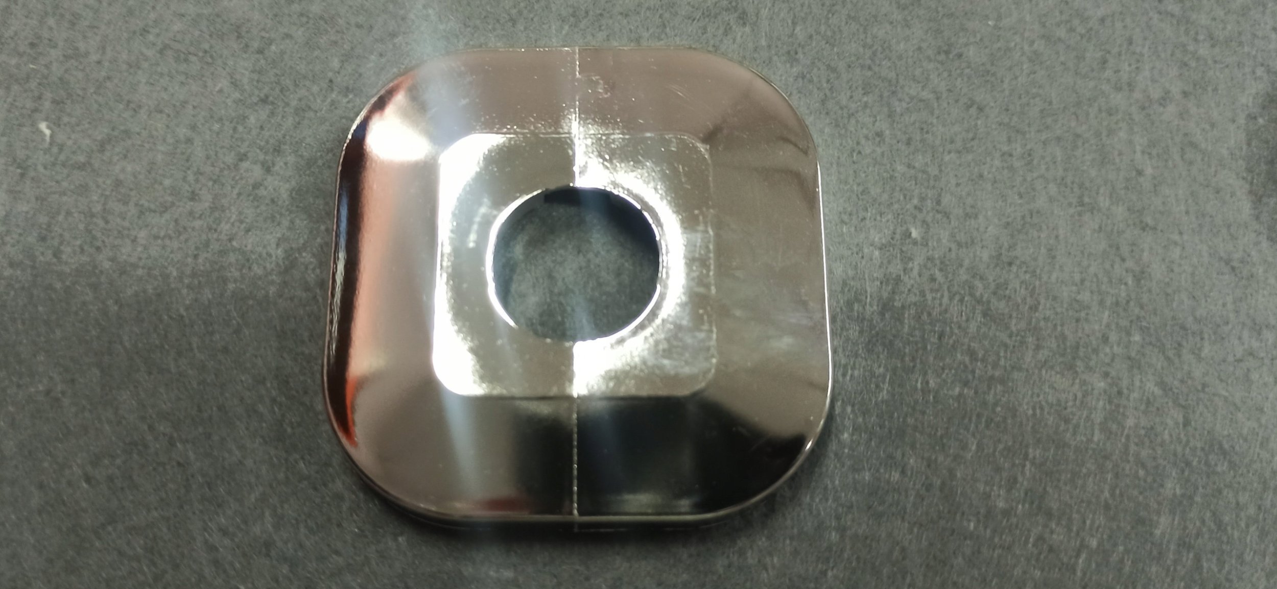 Rozeta dzielona chrom FI25 (tworzywo sztuczne) 50/50/7 mm