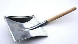 Szufelka do kurzu z drewnianym trzonkiem krótkim