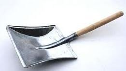 Szufelka do kurzu z drewnianym trzonkiem krótkim