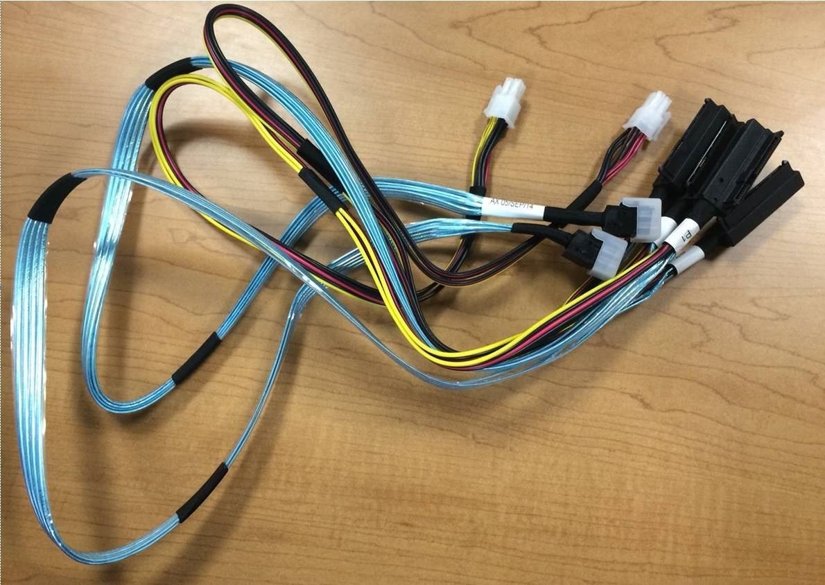 SuperMicro Supermicro 2x Mini-SAS Kabel auf 4 SAS 2 65cm CBL-SAST-0675