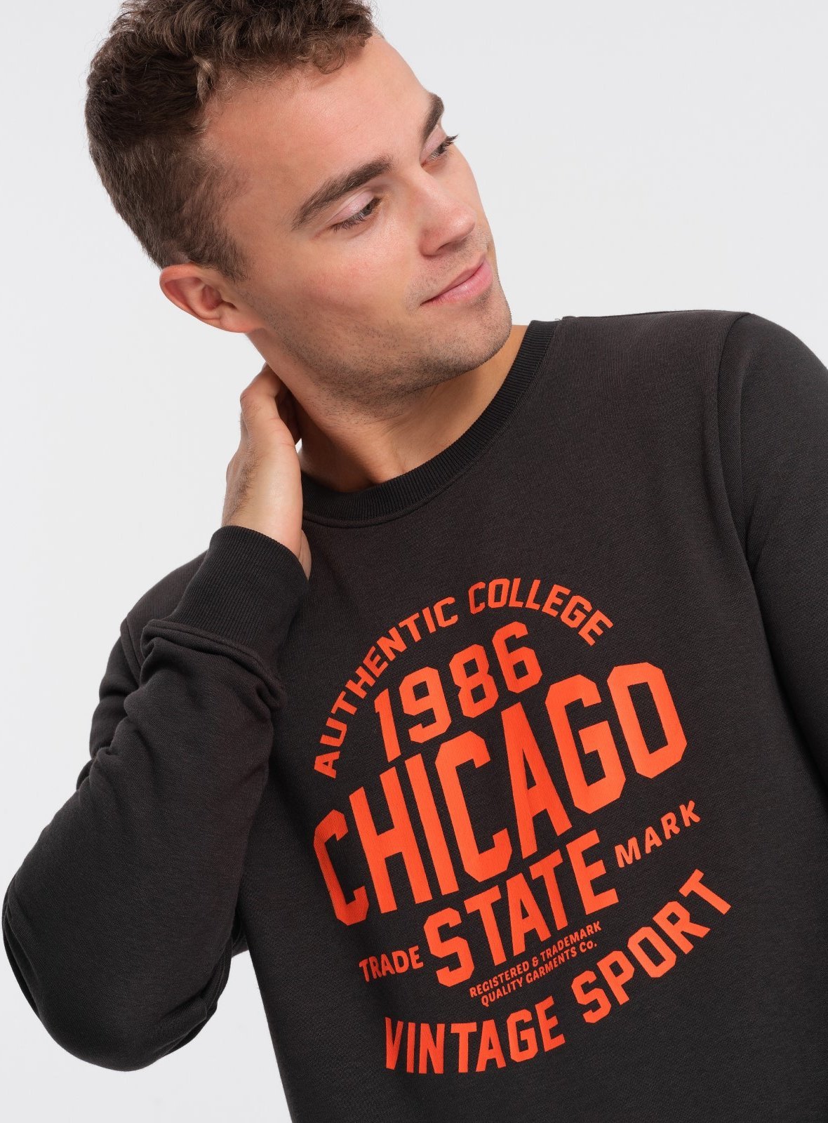 Ombre Męska bluza nierozpinana z nadrukiem collegowym - ciemnobrązowa V2 OM-SSPS-0154 M