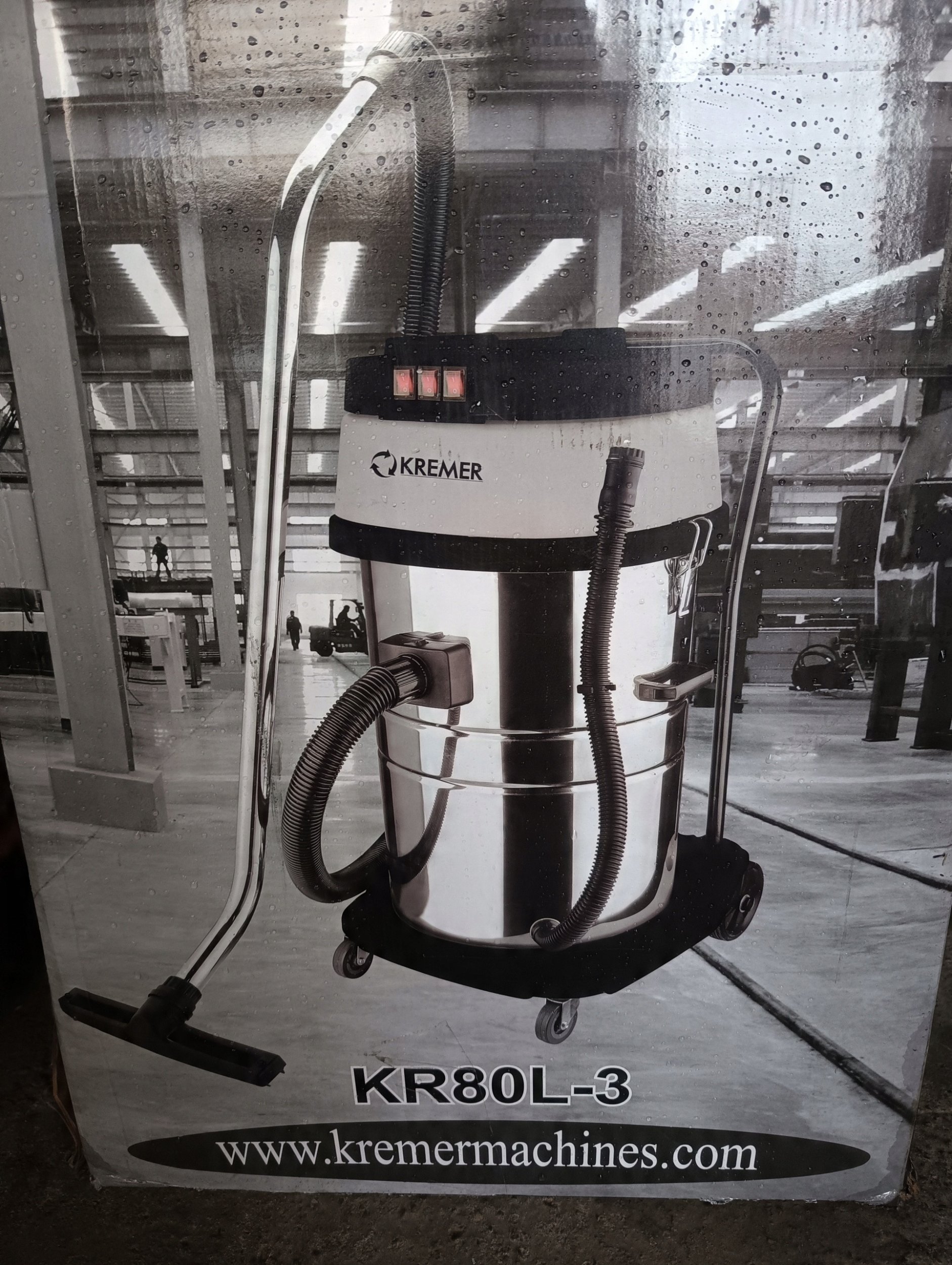 Odkurzacz przemysłowy na sucho i mokro 25L z gniazdem + akcesoria (1)