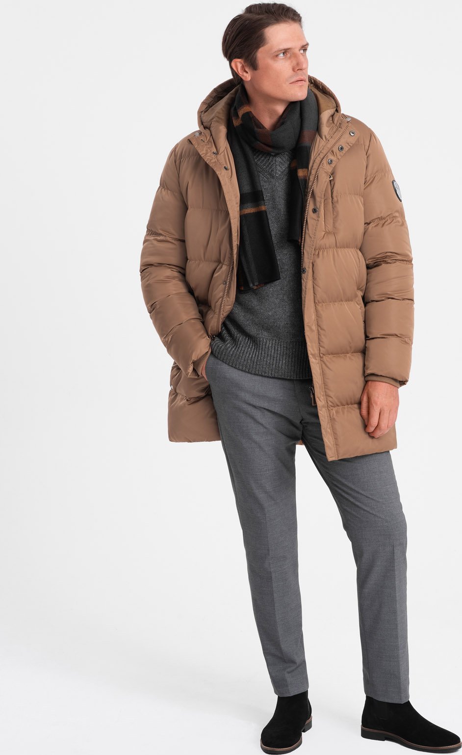 Kurtka męska Ombre Długa zimowa kurtka męska pikowana o satynowym wykończeniu - jasnobrązowa V2 OM-JALJ-0147 M