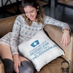 Koszulkowy Chcesz się czuć bezpiecznie w nocy? Śpij z pielęgniarką! - poduszka z nadrukiem