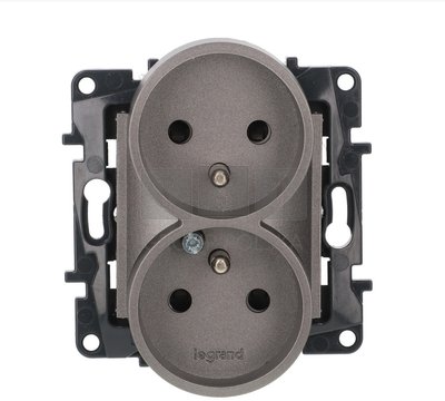 Legrand Niloe Step Gniazdo zasilające podwójne 2x2P+Z do ramek wielokrotnych, zaciski śrubowe, z przesłoną styków czarny 863534