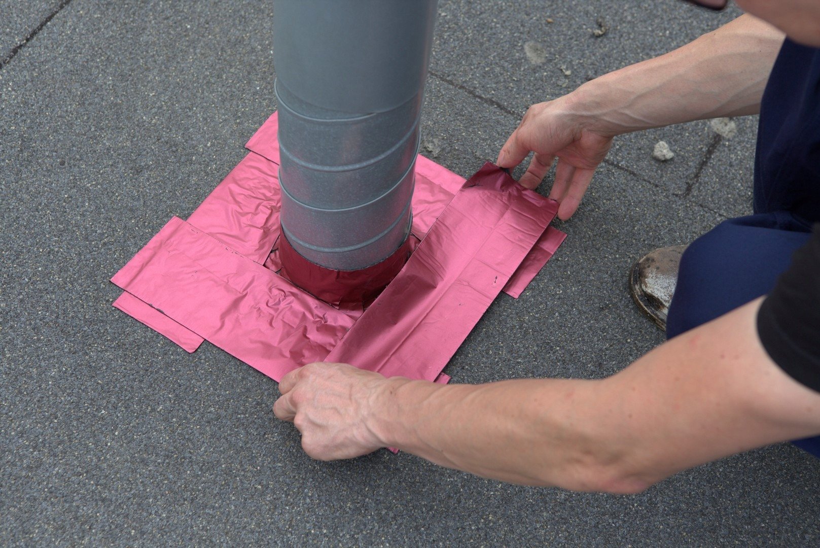 TAŚMA USZCZELNIAJĄCA DEKARSKA 15CM*10MB CZARNA