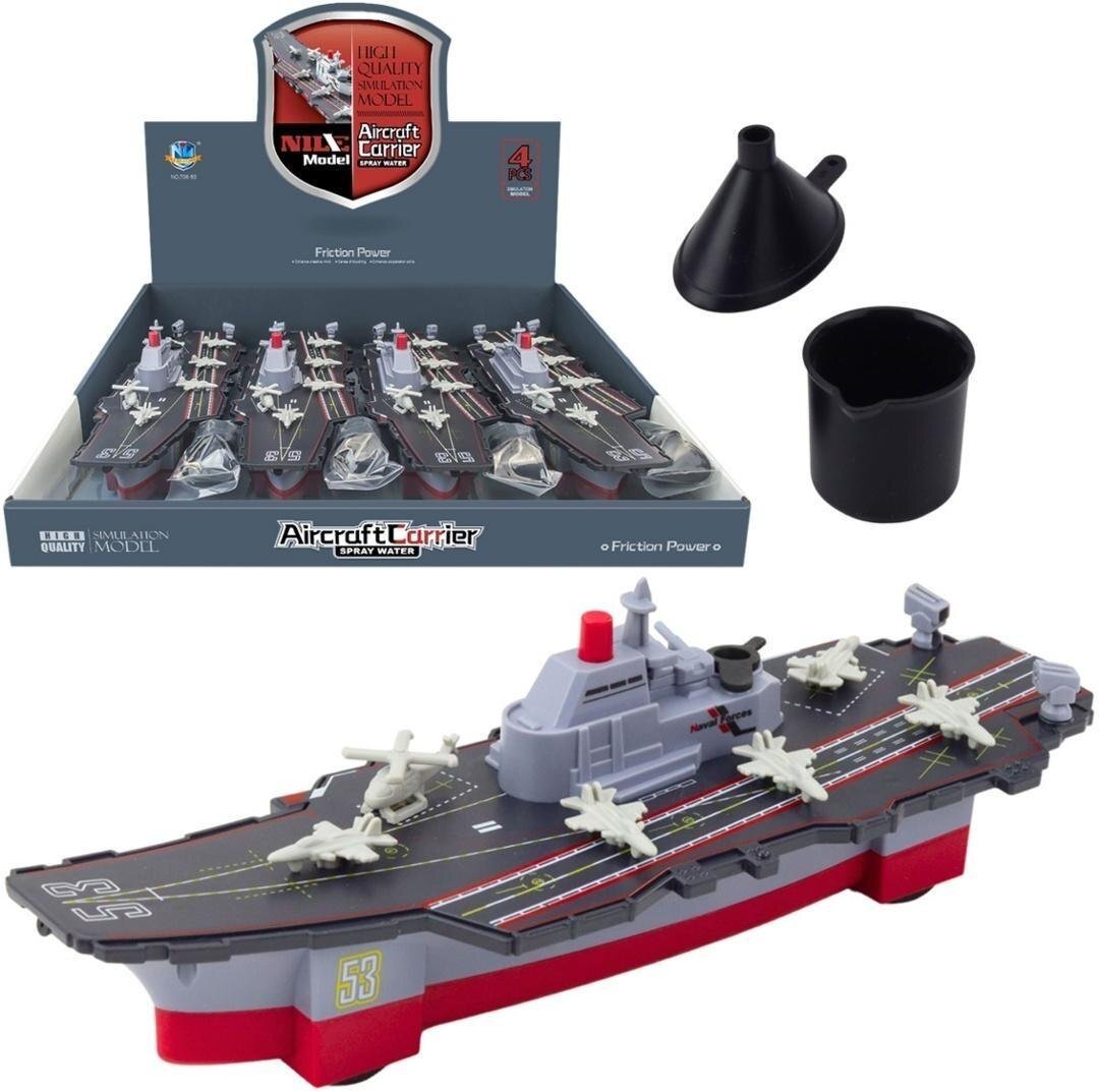 Lotniskowiec pryskający wodą