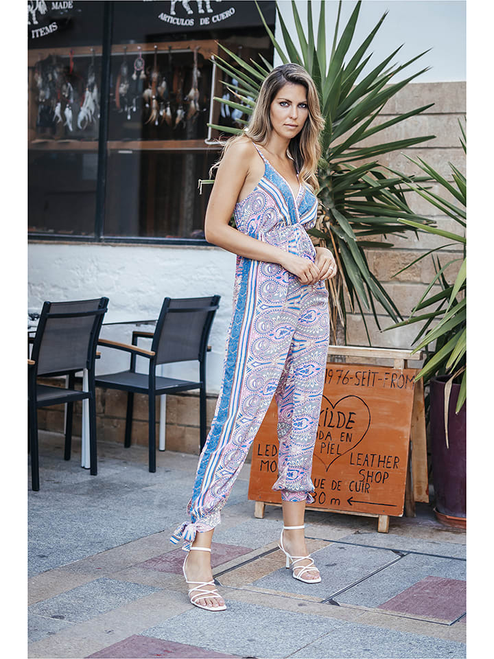 Kombinezon w kolorze jasnoróżowo-niebieskim ze wzorem