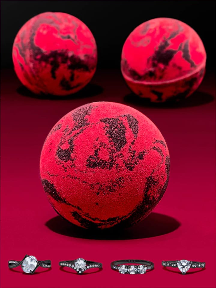 CHARMED AROMA Kula do kąpieli 'Blood Bath" z biżuterią - 190 g rozmiar: 57/58