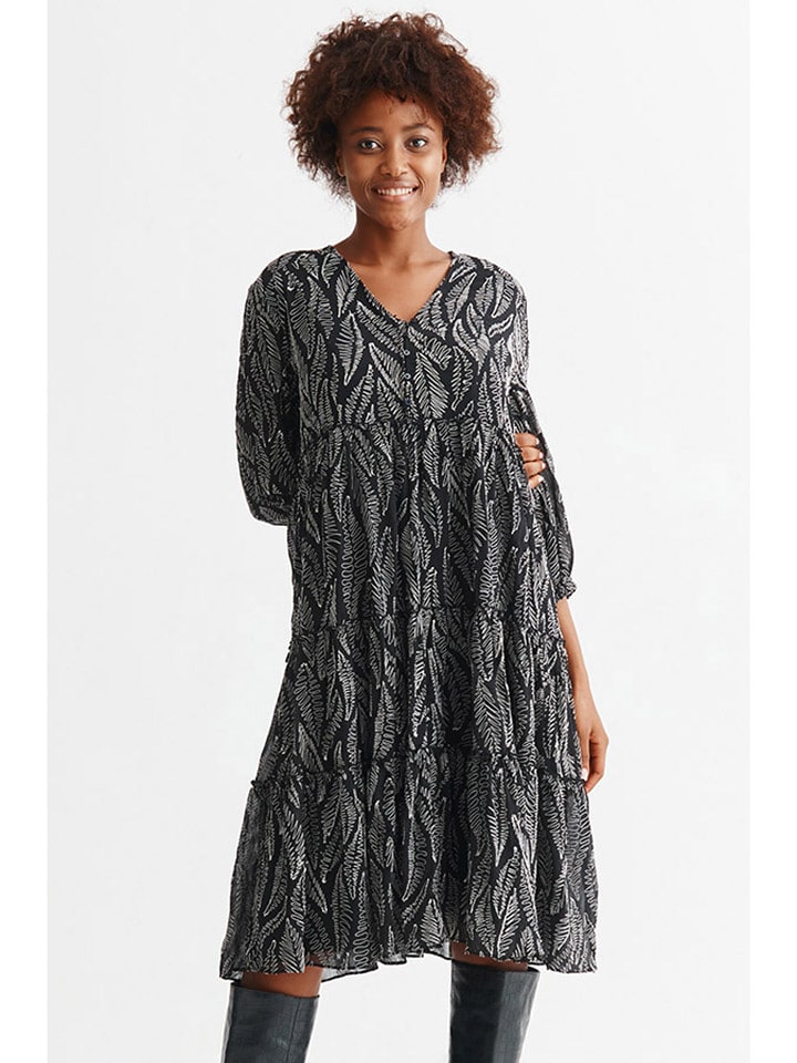 Sukienka w kolorze czarnym ze wzorem