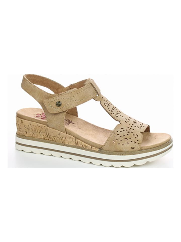 Sandały w kolorze beżowym na koturnie