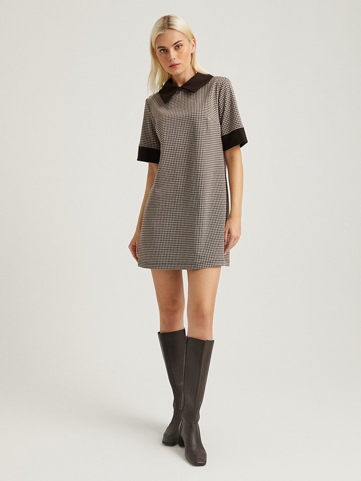 Sukienka w kolorze brązowo-beżowym