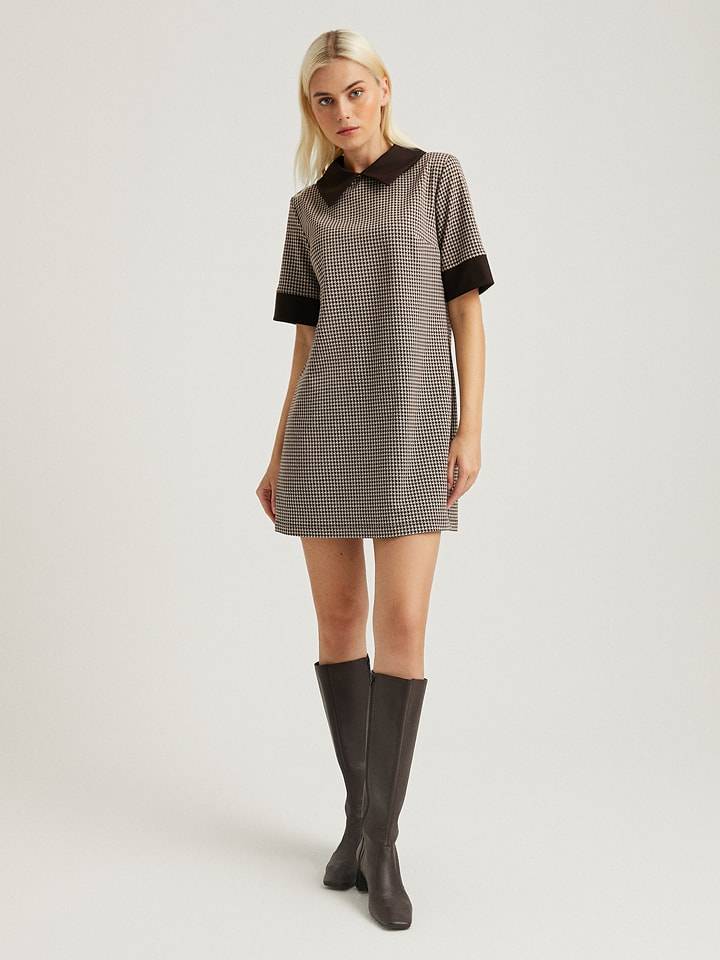 Sukienka w kolorze brązowo-beżowym