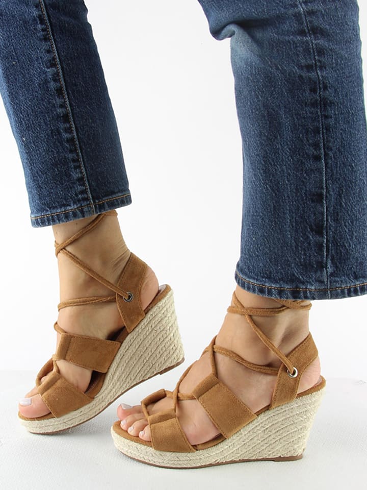 Sandały w kolorze jasnobrązowym