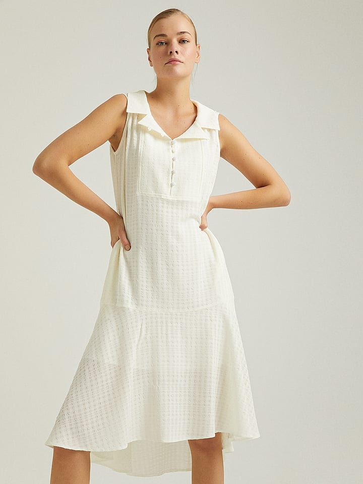 Sukienka w kolorze kremowym