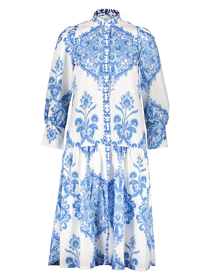 Sukienka w kolorze niebiesko-białym