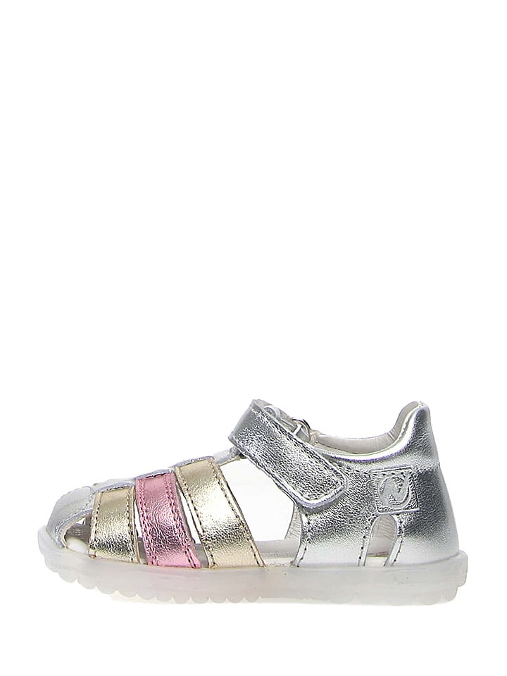 Skórzane półsandały w kolorze srebrnym ze wzorem