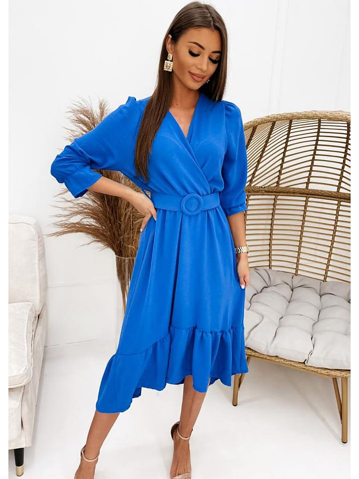 Sukienka w kolorze niebieskim