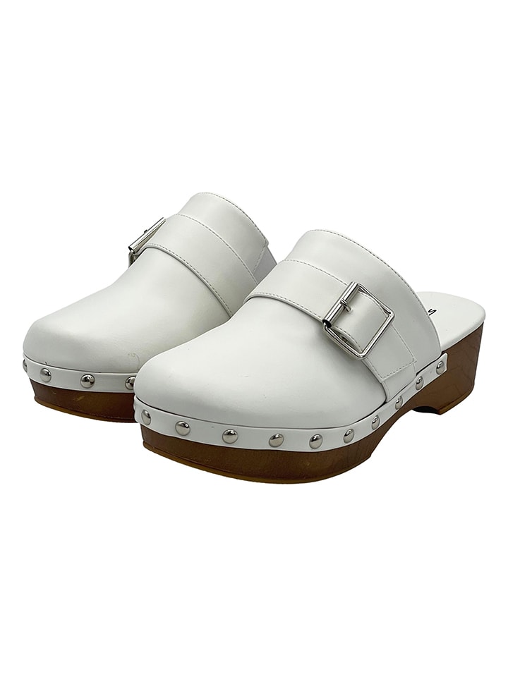 Chodaki w kolorze białym