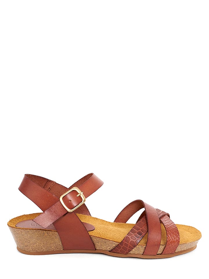 Skórzane sandały w kolorze brązowym na koturnie