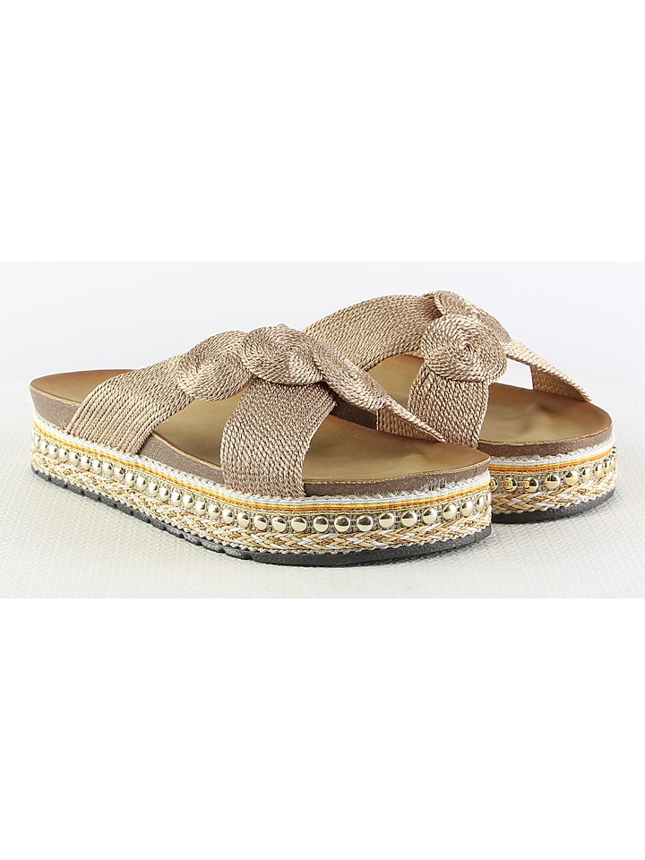 Klapki w kolorze miedzianym