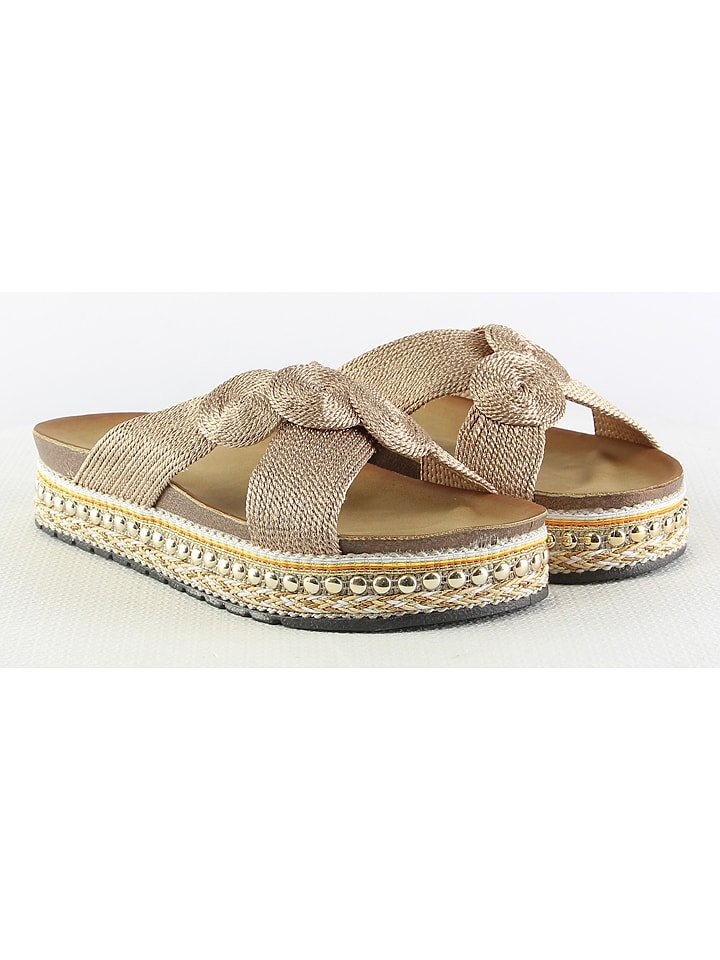 Klapki w kolorze miedzianym