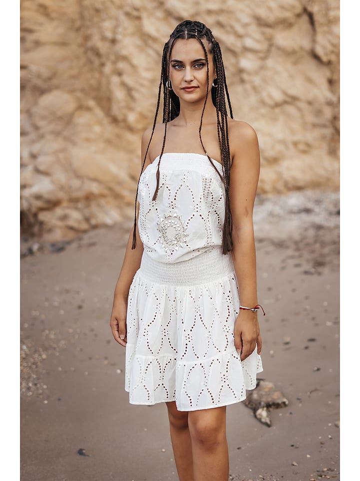 Sukienka w kolorze białym