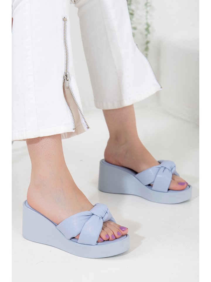 Klapki w kolorze błękitnym na koturnie