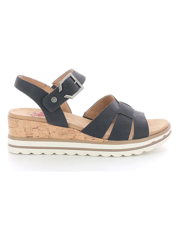 Sandały w kolorze czarnym na koturnie