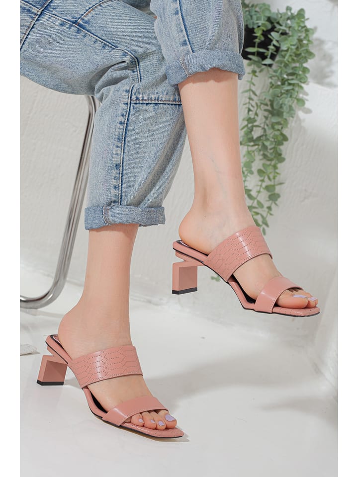 Klapki w kolorze jasnoróżowym