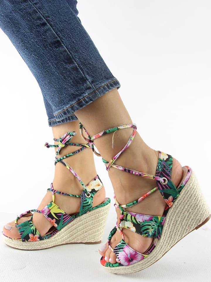 Sandały w kolorze czarnym ze wzorem