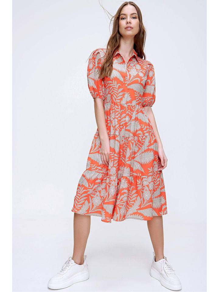 Chezalou Sukienka w kolorze koralowo-szarym rozmiar: M