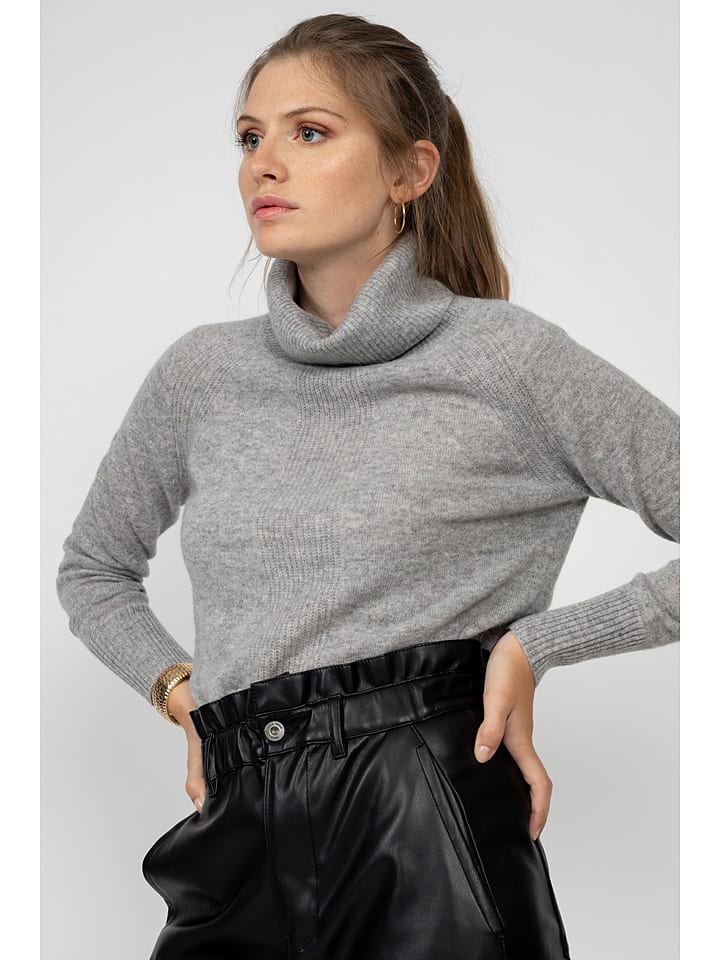 Kaszmirowy golf w kolorze jasnoszarym