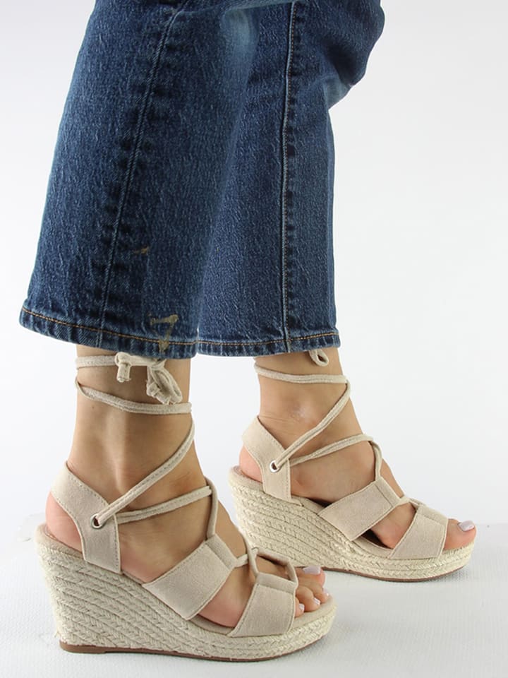 Sandały w kolorze beżowym