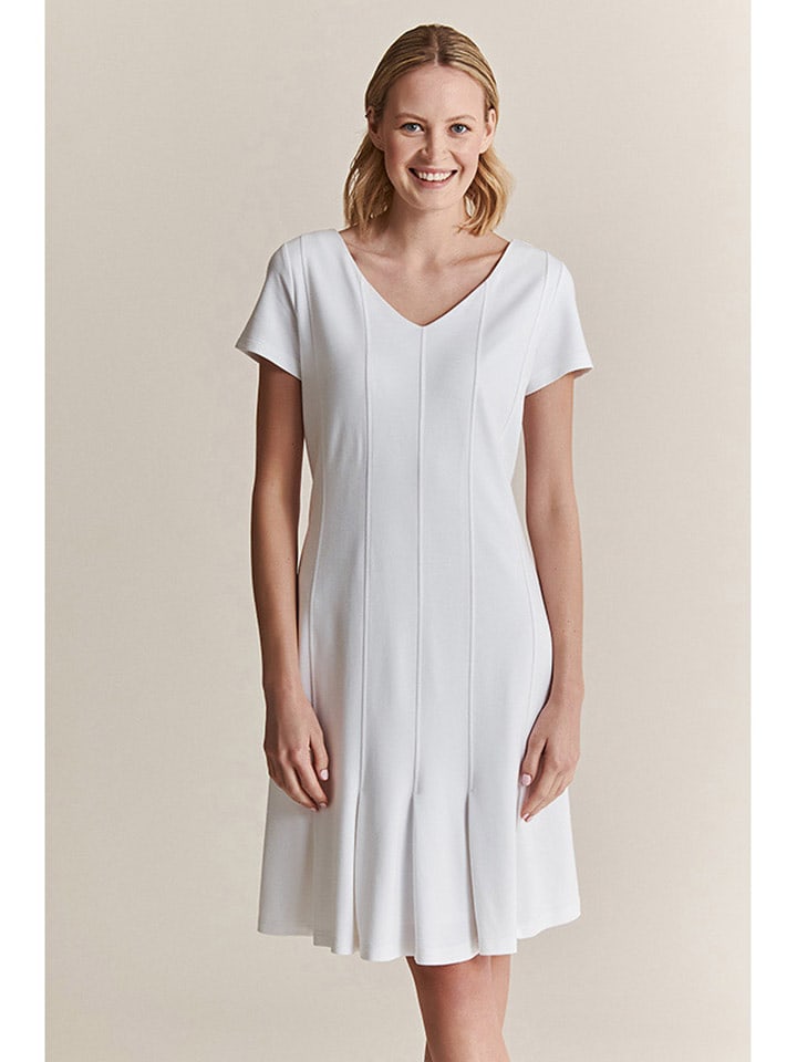 Sukienka w kolorze kremowym