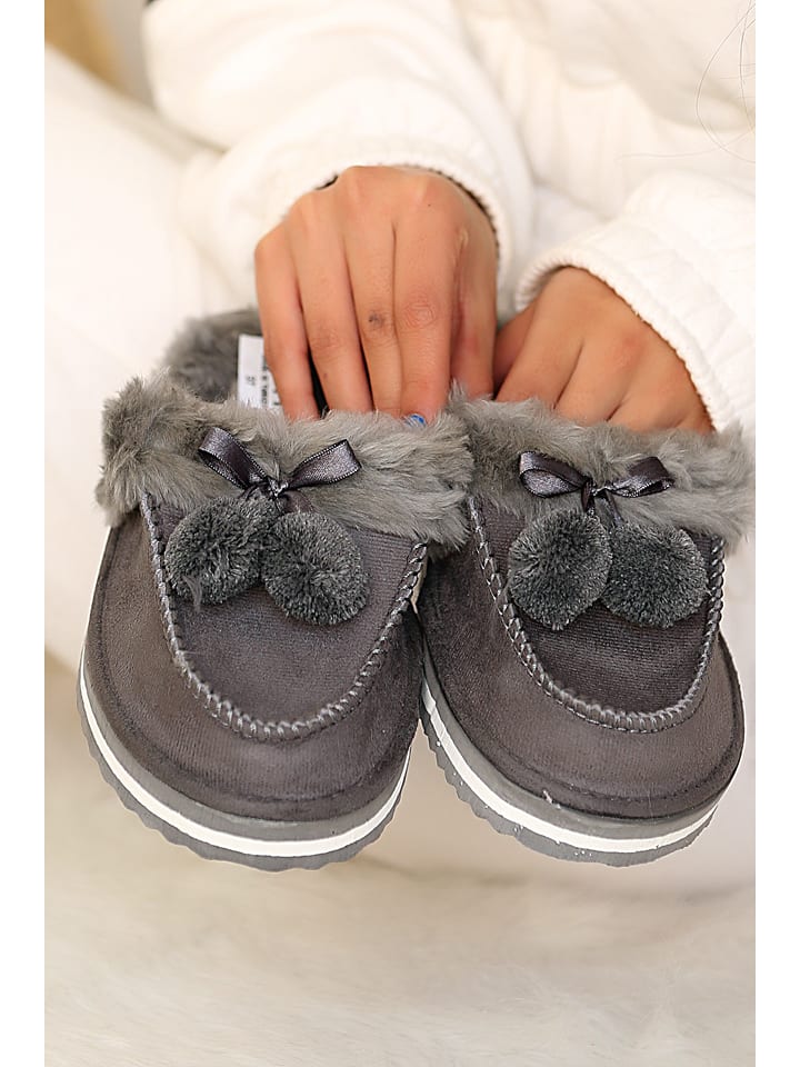 Kapcie w kolorze szarym