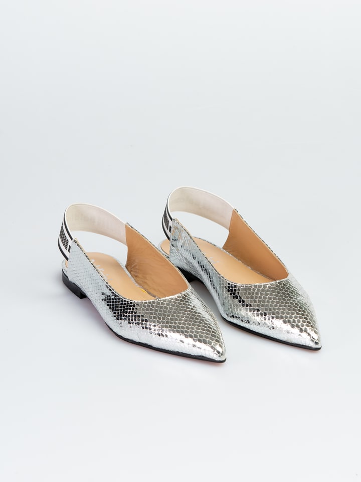 Skórzane baleriny w kolorze srebrnym z paskiem