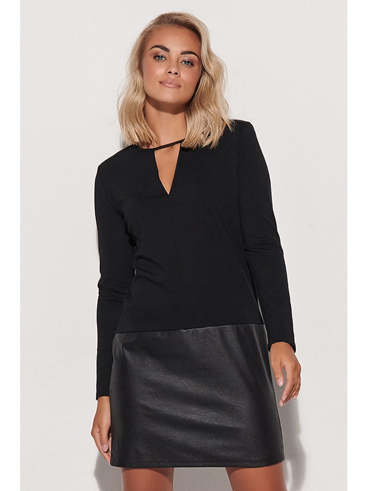 Sukienka w kolorze czarnym