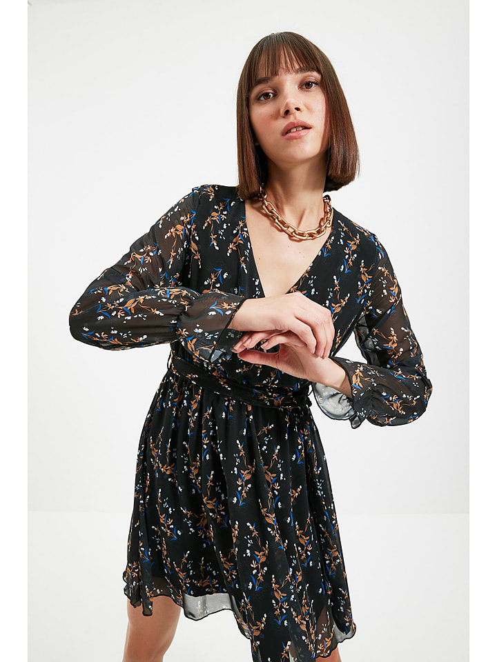 Sukienka w kolorze czarnym